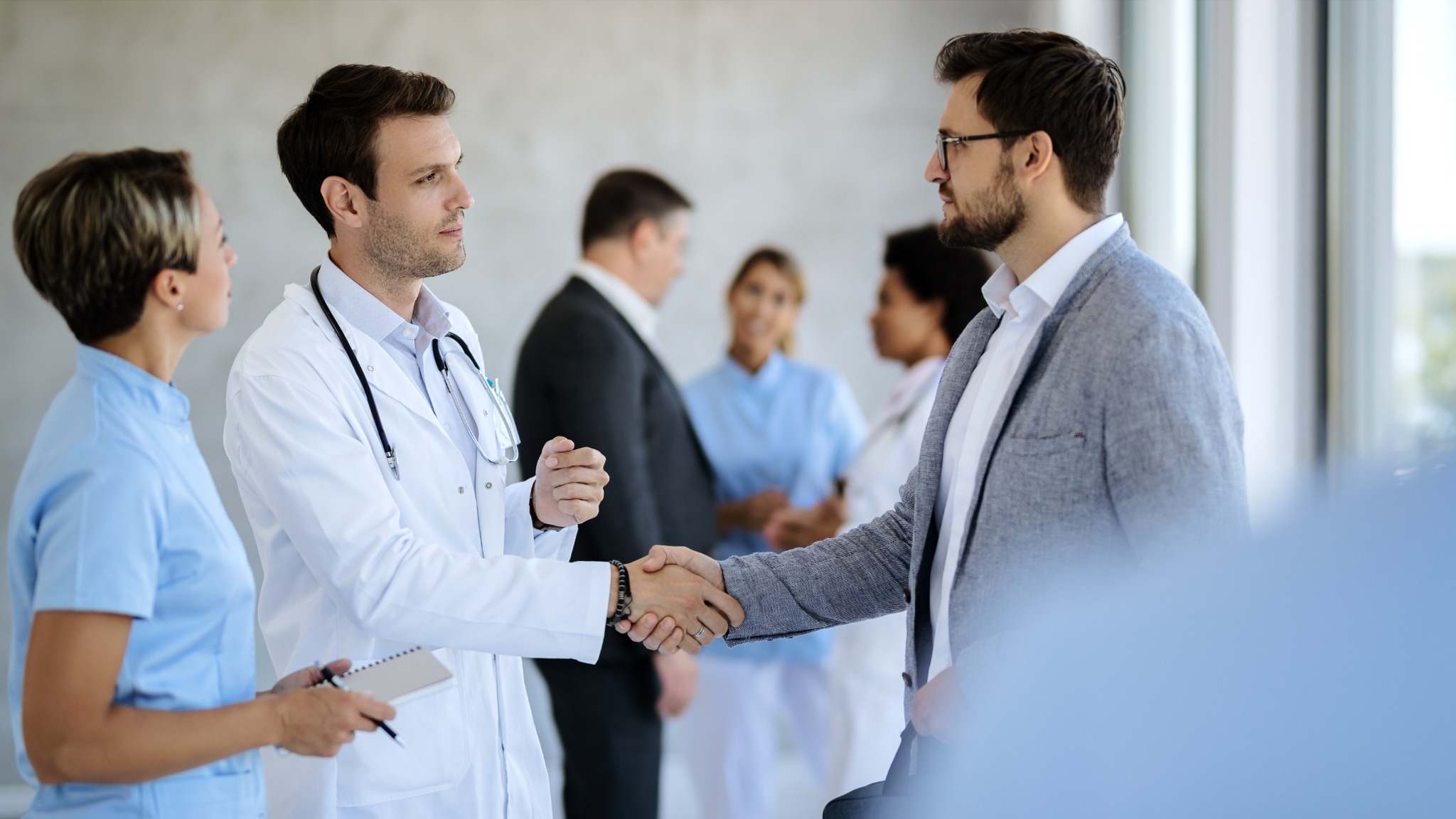 Encuentro entre profesionales de salud y un representante empresarial