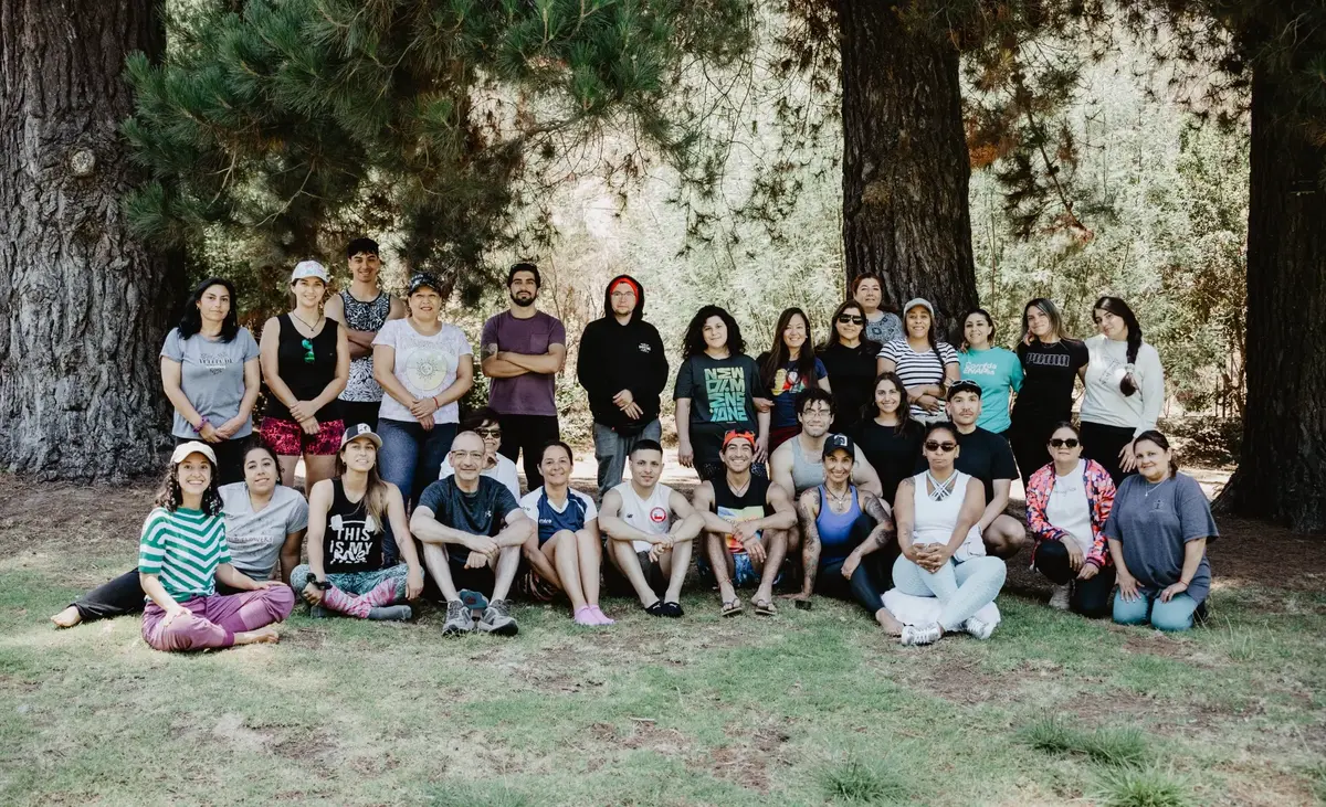 Comunidad de estudiantes Cenakin en una actividad al aire libre