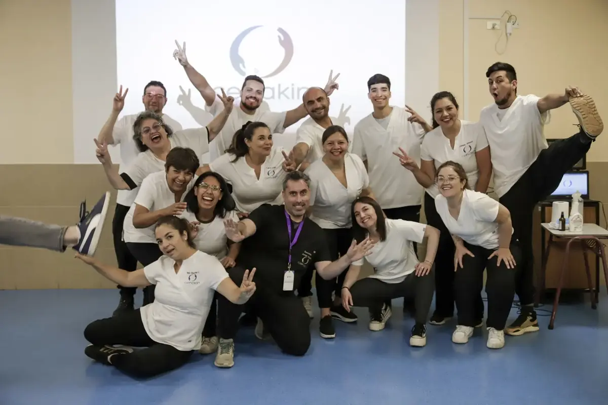 Estudiantes celebrando durante una formación Cenakin